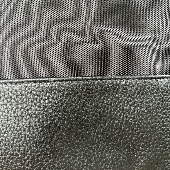 YVES SAINT LAUREN PERFUME BLACK TRAVEL BAG - Picture 9 of 16